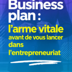 Image d'une femme travaillant sur son business plan avec un ordinateur et des notes.