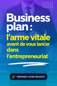 Image d'une femme travaillant sur son business plan avec un ordinateur et des notes.