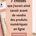 Femme souriante devant son ordinateur, travaillant sur la vente de produits numériques.