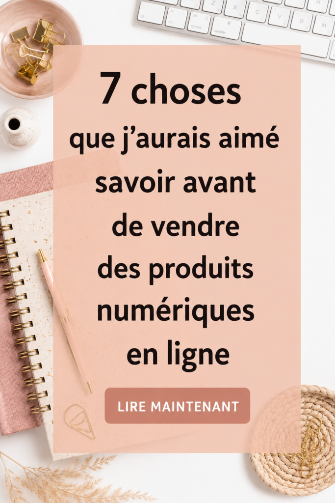 Femme souriante devant son ordinateur, travaillant sur la vente de produits numériques.