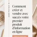 Femme en train de travailler sur son produit d'information en ligne