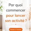 Femme souriante travaillant sur son projet entrepreneurial.