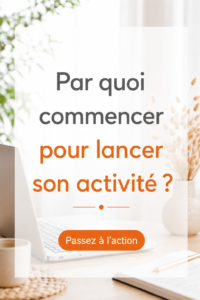 Femme souriante travaillant sur son projet entrepreneurial.