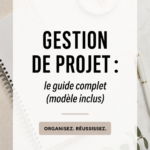 Illustration d'une femme utilisant un ordinateur pour gérer un projet