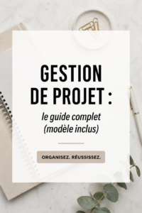Illustration d'une femme utilisant un ordinateur pour gérer un projet