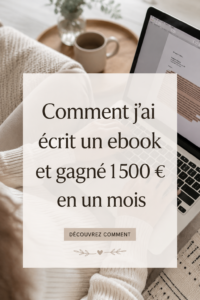 Une femme souriante écrivant sur un ordinateur pour créer son ebook