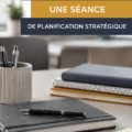 Femme animant une réunion stratégique autour d'une table