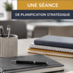 Femme animant une réunion stratégique autour d'une table