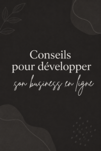 Femme souriante utilisant un ordinateur pour développer son business en ligne