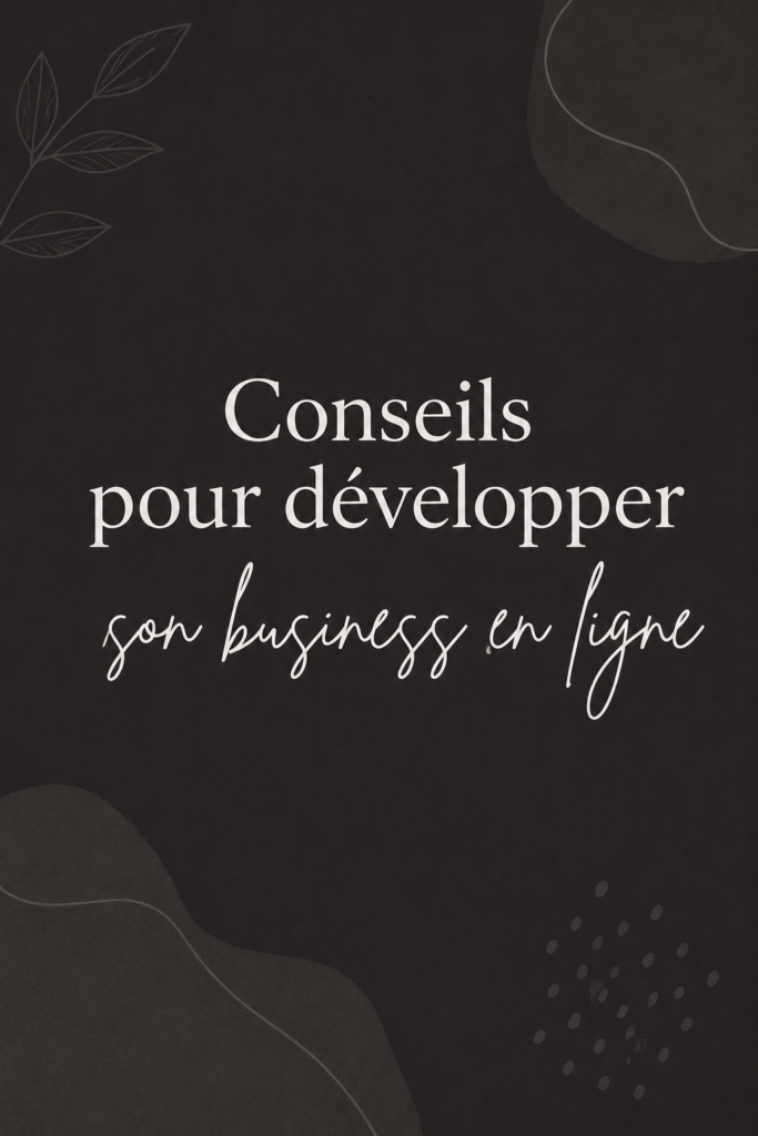 Femme souriante utilisant un ordinateur pour développer son business en ligne