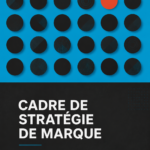 Image illustrant une femme travaillant sur sa stratégie de marque, entourée de notes et d'outils créatifs.
