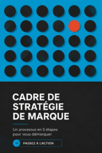 Image illustrant une femme travaillant sur sa stratégie de marque, entourée de notes et d'outils créatifs.