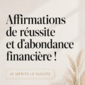 Une femme souriante écrivant des affirmations de succès sur un carnet.