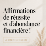 Une femme souriante écrivant des affirmations de succès sur un carnet.