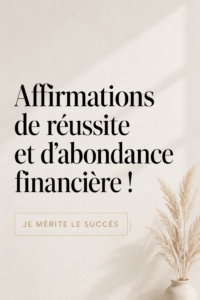Une femme souriante écrivant des affirmations de succès sur un carnet.