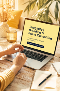 Image représentant une consultation en branding, avec des femmes travaillant sur des idées de stratégie de marque.