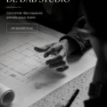 Image d'une radio numérique DAB+ affichant plusieurs stations disponibles.