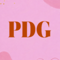 Tableau de vision inspirant pour une femme CEO, rempli de mots et d'images motivantes.