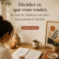 Femme réfléchissant à ses objectifs de vie dans un carnet
