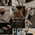 Femme d'affaires souriante tenant un dossier, symbole de réussite professionnelle.