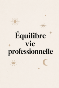 Une femme souriante travaillant chez elle tout en prenant du temps pour elle, illustrant l'équilibre travail-vie personnelle.