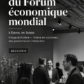 Vue aérienne du Forum Économique Mondial à Davos, avec des panneaux et des participants engagés dans des discussions.