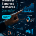 Femme d'affaires analysant des données sur un ordinateur