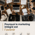 Illustration d'une femme entrepreneure discutant de marketing intégré avec son équipe.