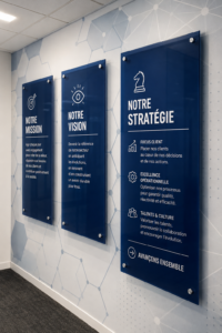 Un mur de stratégie avec mission et vision visibles, inspirant un groupe de femmes en réunion.