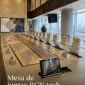 Une table Mesa moderne dans un bureau, prête pour des réunions collaboratives.