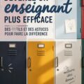 Un enseignant en classe engageant ses élèves autour d'un projet collaboratif dans une atmosphère positive.