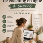 Femme souriante travaillant sur son ordinateur pour lancer un coaching en ligne