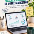 Une femme en train d'analyser des indicateurs marketing sur un ordinateur
